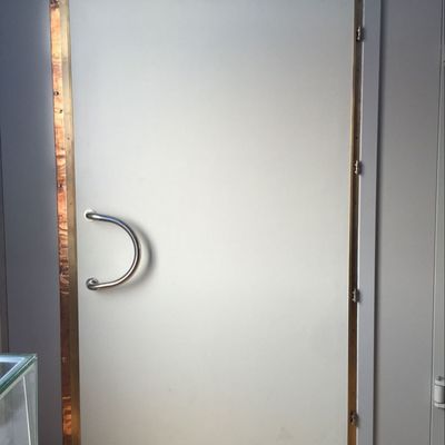 Możliwość dostosowania wymiarów Miedziane i mosiężne drzwi ekranowane MRI RF z częstotliwością ekranowania 14KHz-40GHz