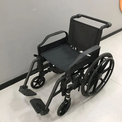 Niemagnetyczne wózki inwalidzkie z wysokością oparcia 40 cm, szerokością całkowitą 65 cm i odłączalnymi podkładkami do ramion do pomieszczeń MRI