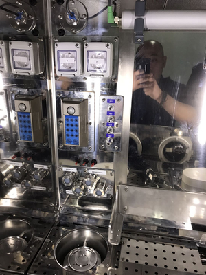 Gallium-68 osłonięta komórka gorąca z dwoma przepustkami rękawiczkowymi dla produktów radiofarmaceutycznych PET/SPECT CT