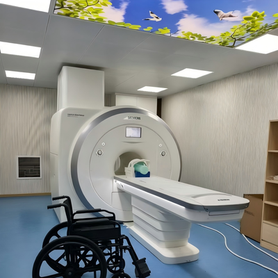 Składany, niemagnetyczny wózek inwalidzki o lekkiej konstrukcji i udźwigu 100 kg, przeznaczony do środowisk MRI