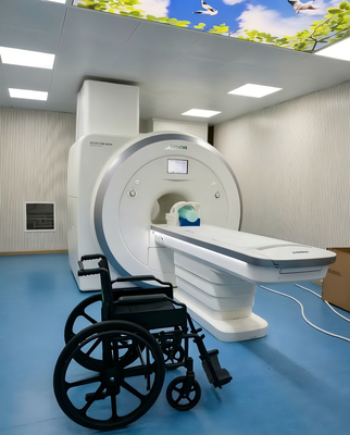 Składany niemagnetyczny wózek inwalidzki z odchylanym podnóżkiem i specjalnym niemagnetycznym metalem zapewniającym kompatybilność z MRI