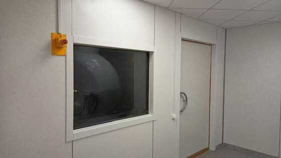 Okno podwójne szkło RF osłonięte MRI z otworem 8mm Tempered 5mm szkło dla -40 °C do +85 °C