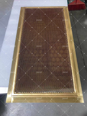 Okno wentylacyjne 300 mm x 300 mm zapewniające trwałość wysoką wytrzymałość mechaniczną odpowiednią do trudnych warunków przemysłowych