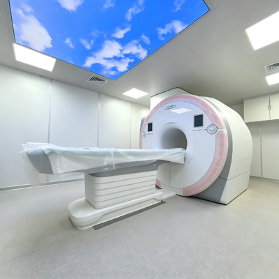Klatka Faradaya do rezonansu magnetycznego z tłumieniem do 100 dB, panel z blachy miedzianej, możliwość dostosowania do rozmiaru pomieszczenia MRI